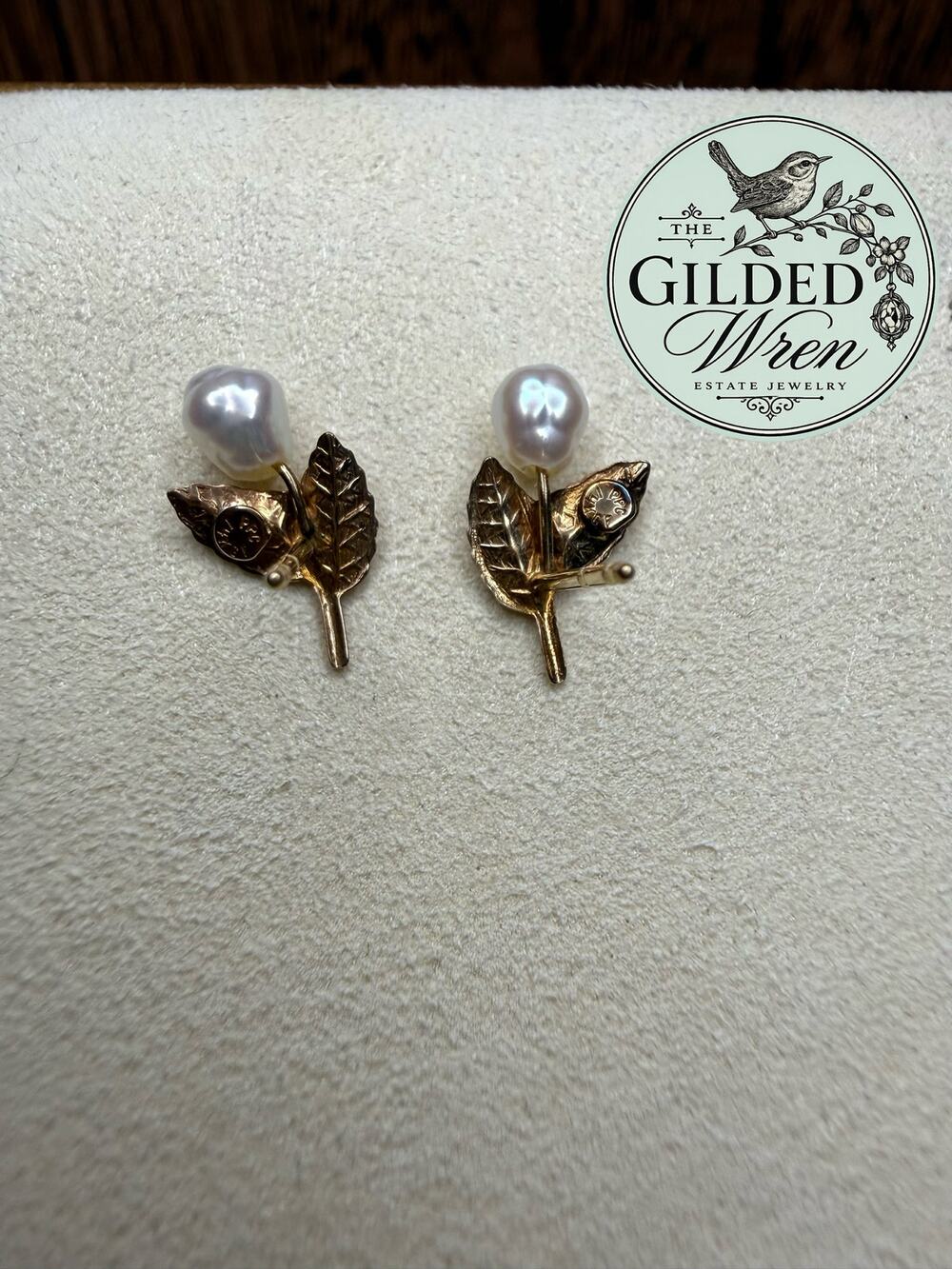 14K Gold Pearl Leaf Stud Earrings Vintage Botanical Textured 1” .57g
